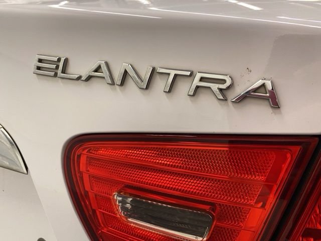 Used 2010 White Hyundai GLS image 36