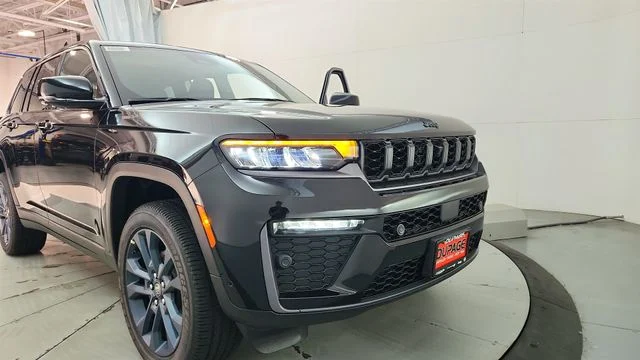 New 2026 Diamond Black Crystal Pearlcoat Jeep  image 26
