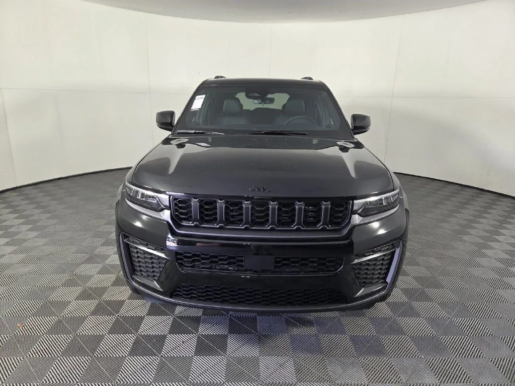 New 2026 Diamond Black Crystal Pearl-Coat Exterior Paint Jeep Laredo Altitude image 3