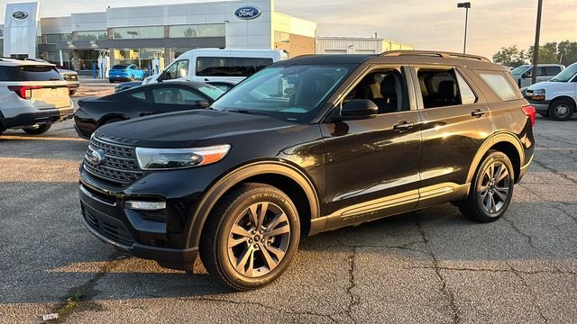 Used 2022 Agate Black Metallic Ford XLT image 3