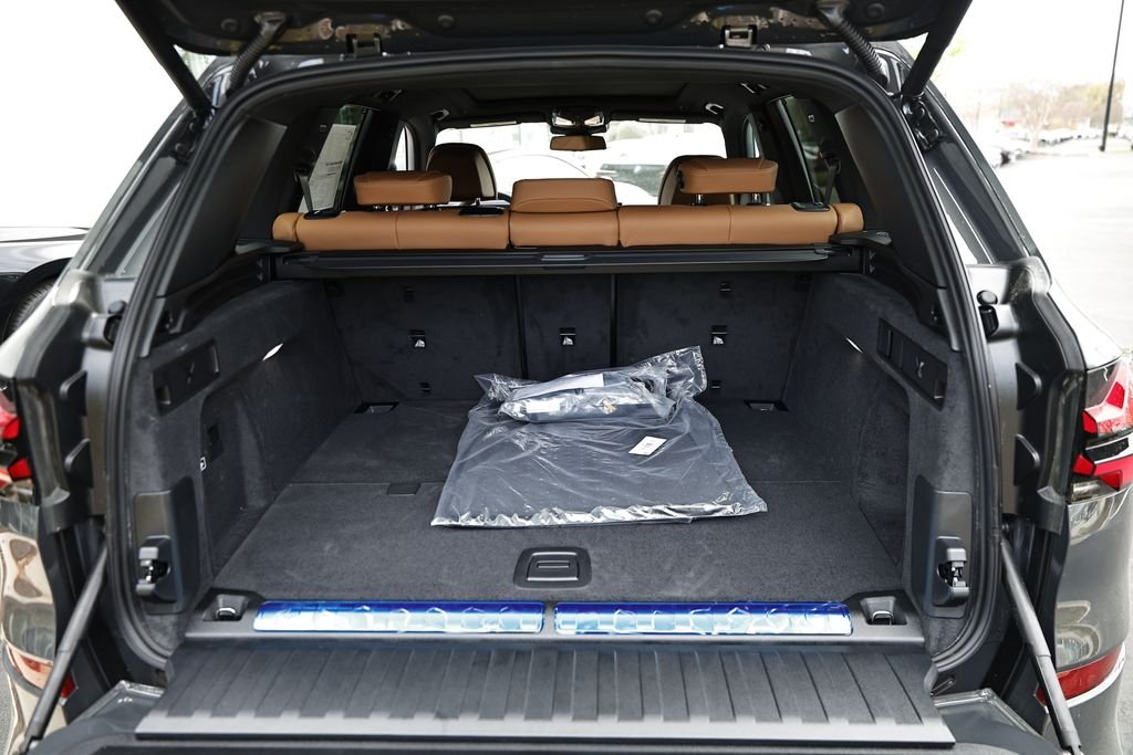 New 2026 Dravit Grey Metallic BMW xDrive50e image 32