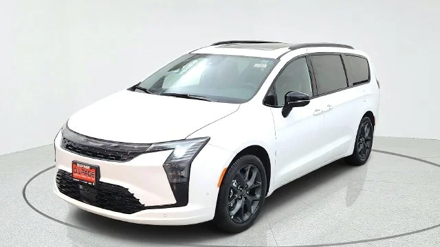 New 2027 Bright White Clear-Coat Paint Chrysler Limited image 4