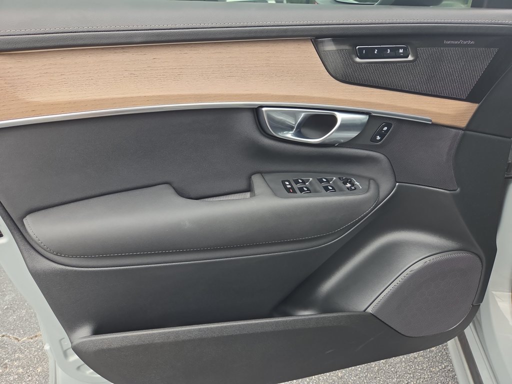 Used 2025  Volvo Plus image 10