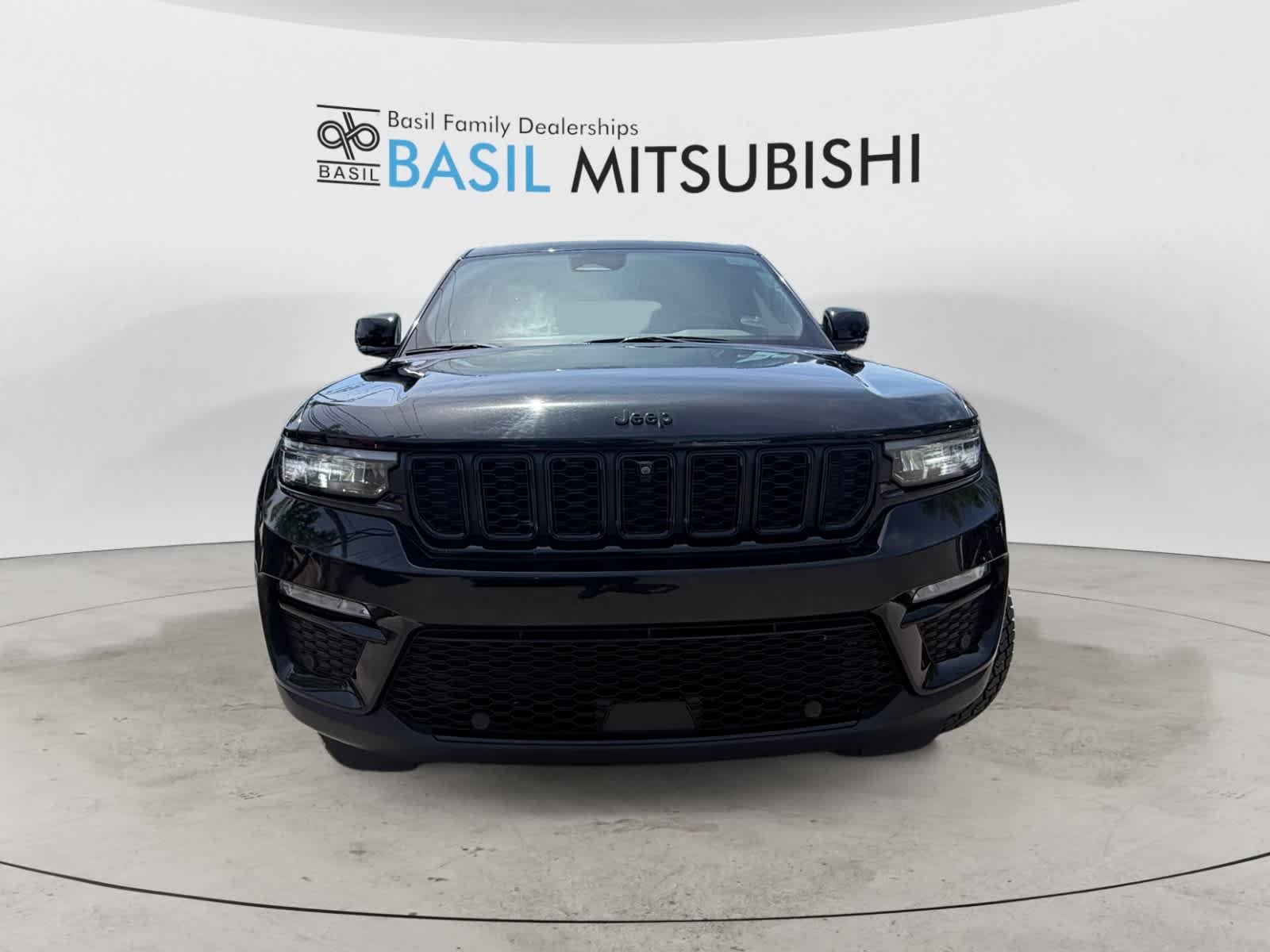 Used 2024 Diamond Black Crystal Pearl Jeep Limited image 8