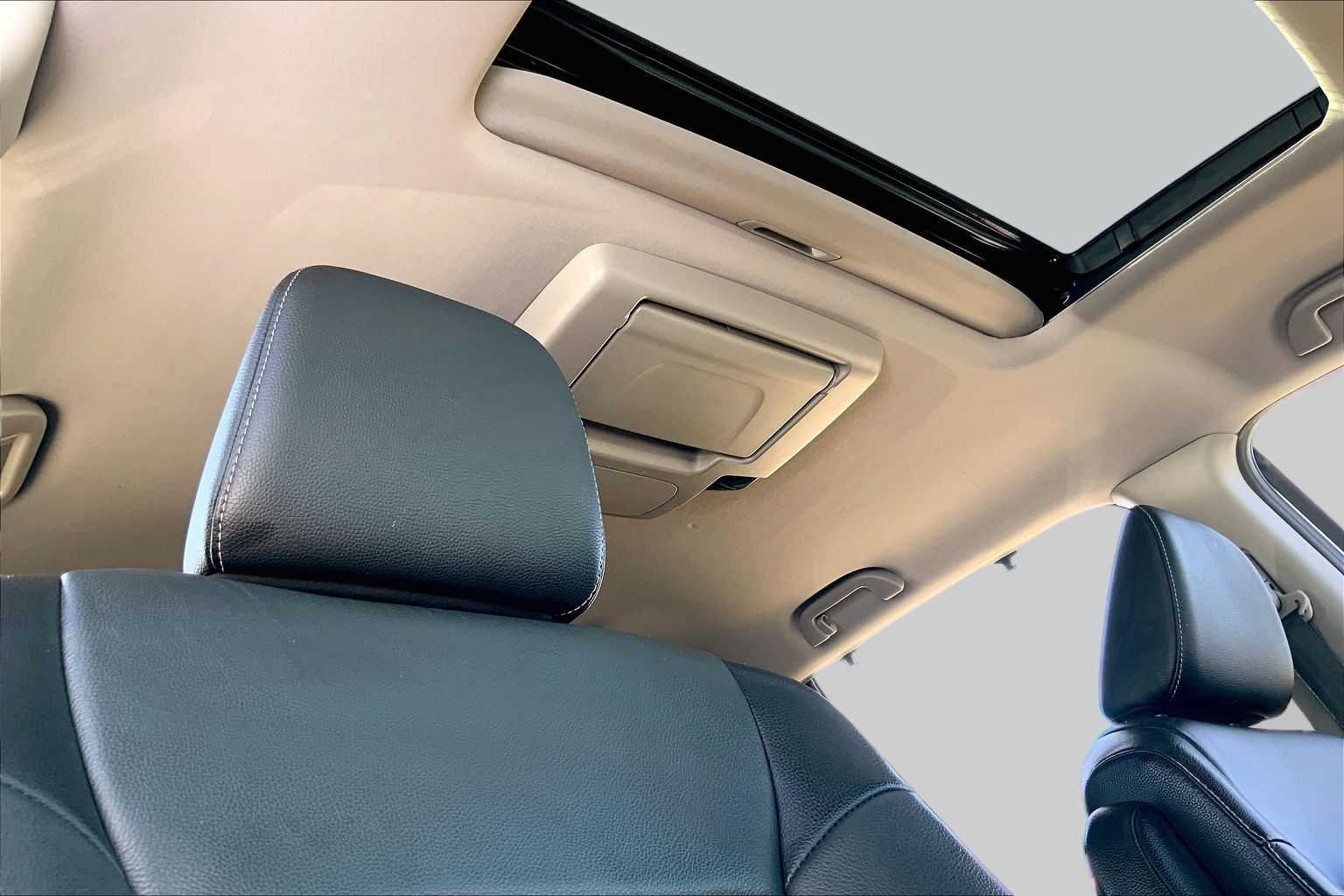 Used 2021 Platinum White Pearl Honda Touring 8-Passenger image 14