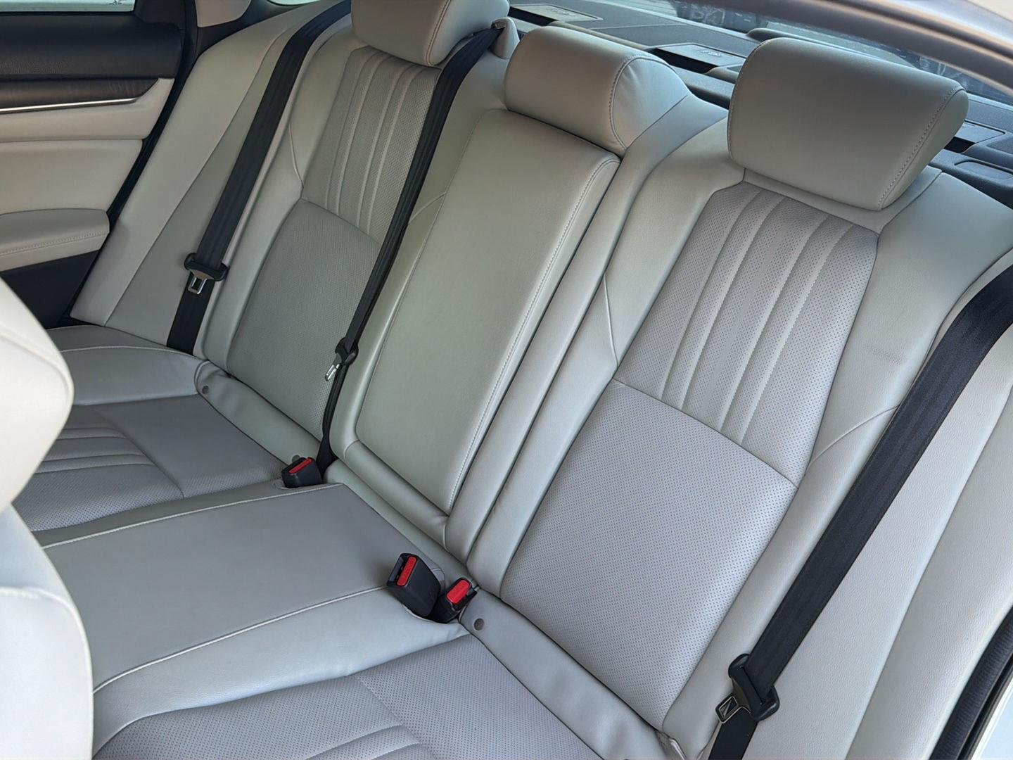 Used 2018 Platinum White Pearl Honda Touring image 33