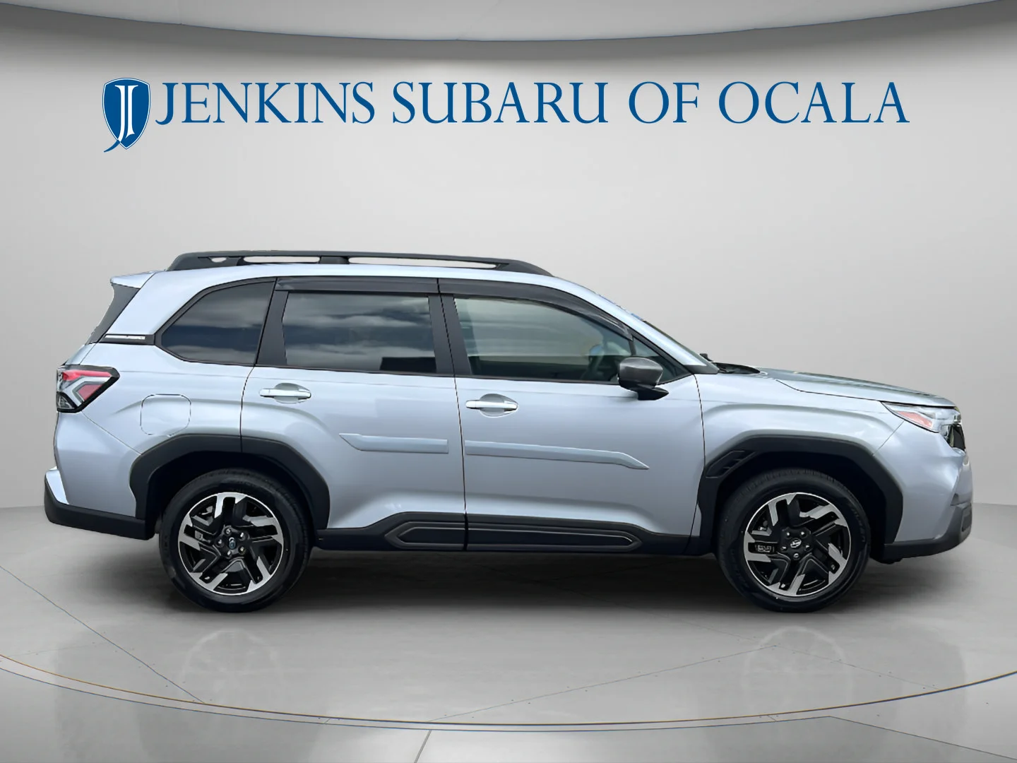 Used 2025 Ice Silver Metallic Subaru Limited image 2