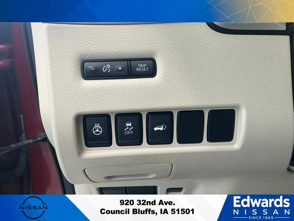 Used 2018 Red Nissan SL image 25