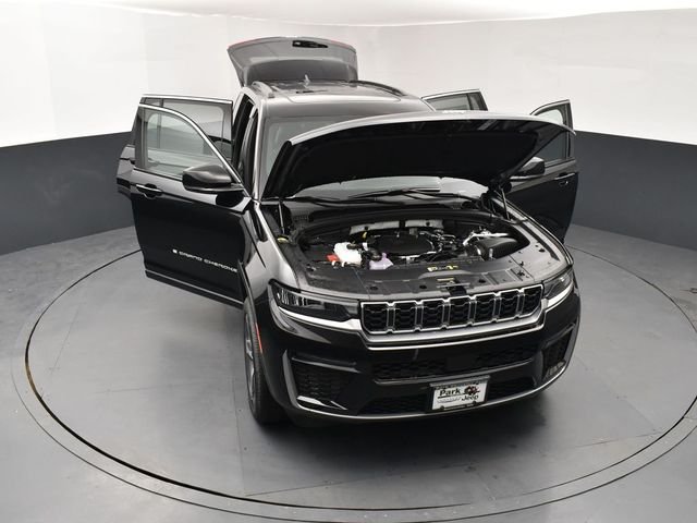 New 2026 Diamond Black Crystal Pearl-Coat Exterior Paint Jeep Limited image 25