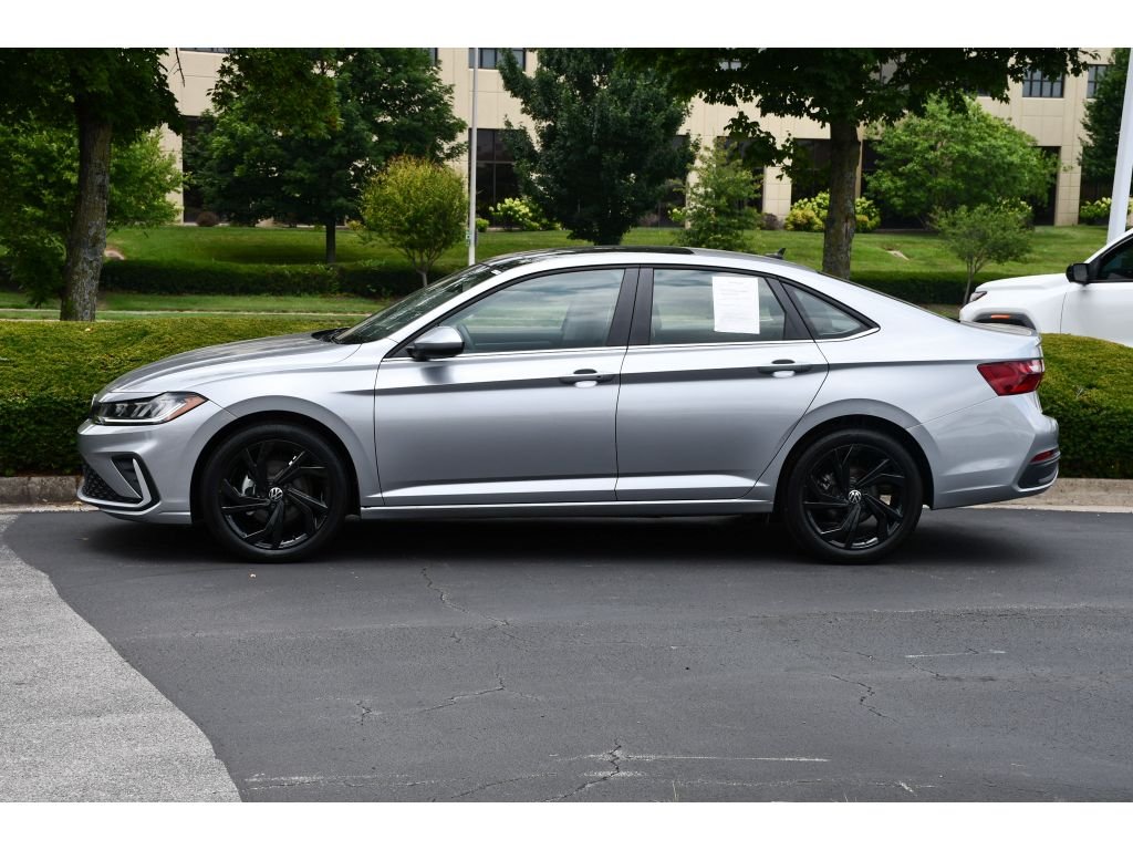 Used 2025 Pyrite Silver Metallic Volkswagen SE image 7