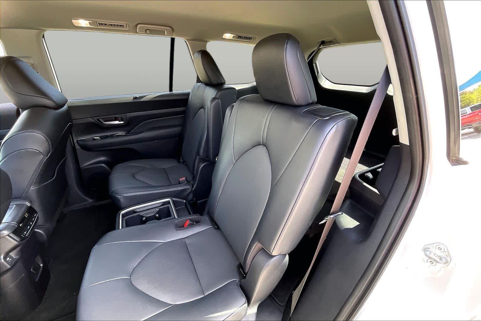 Used 2026 Wind Chill Pearl Toyota XLE image 21