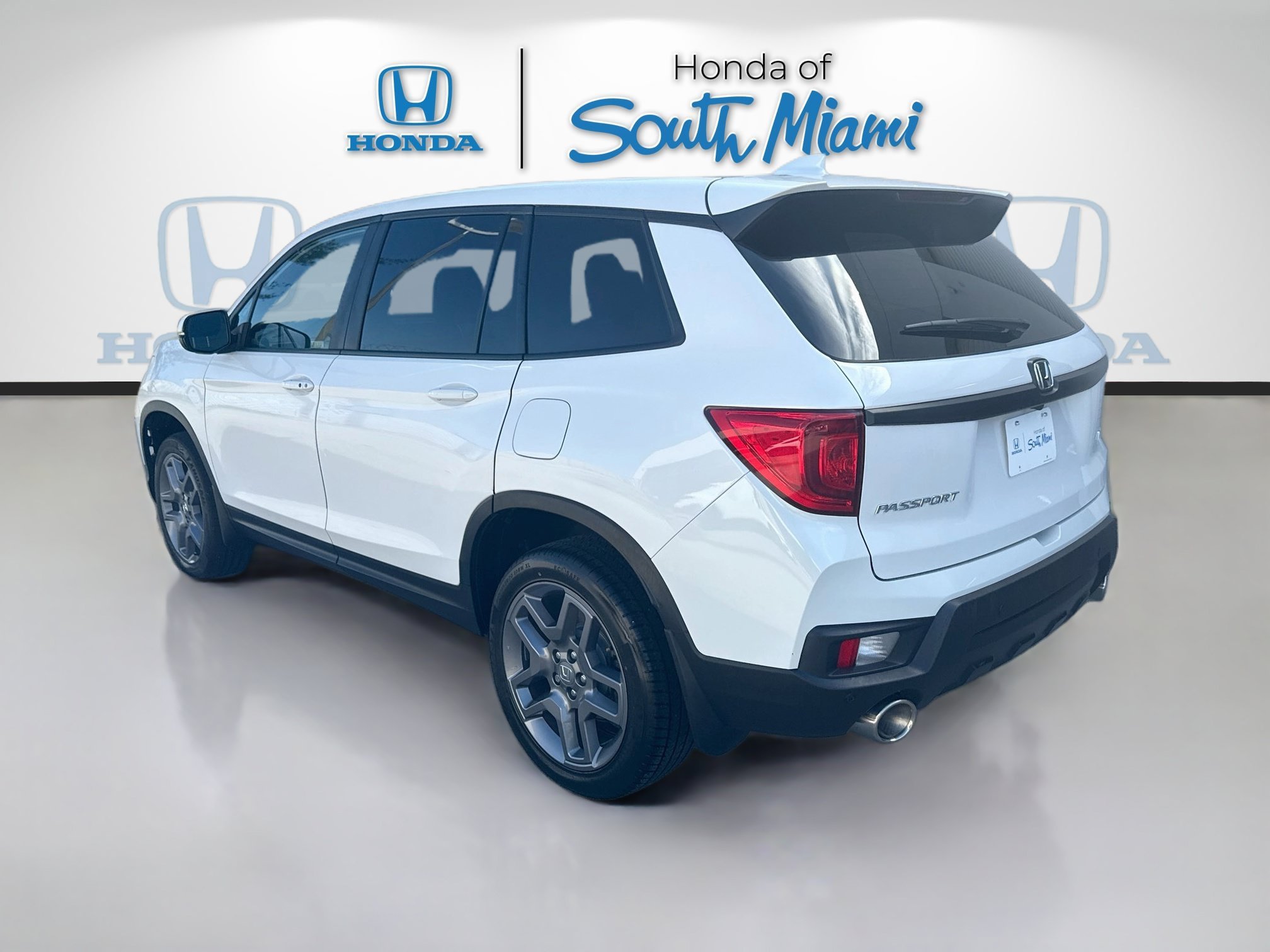 Used 2023 White Honda EX-L image 5