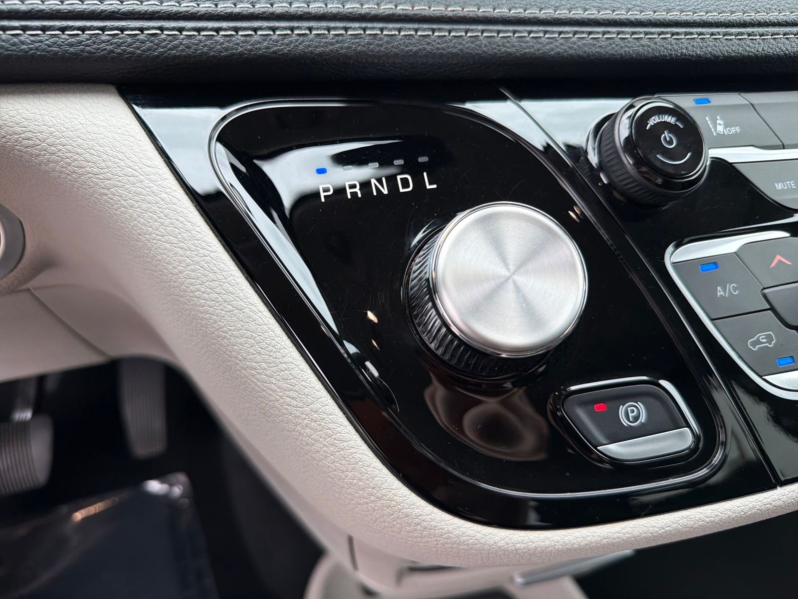 Used 2023 Crystal Metallic Chrysler Touring L image 23