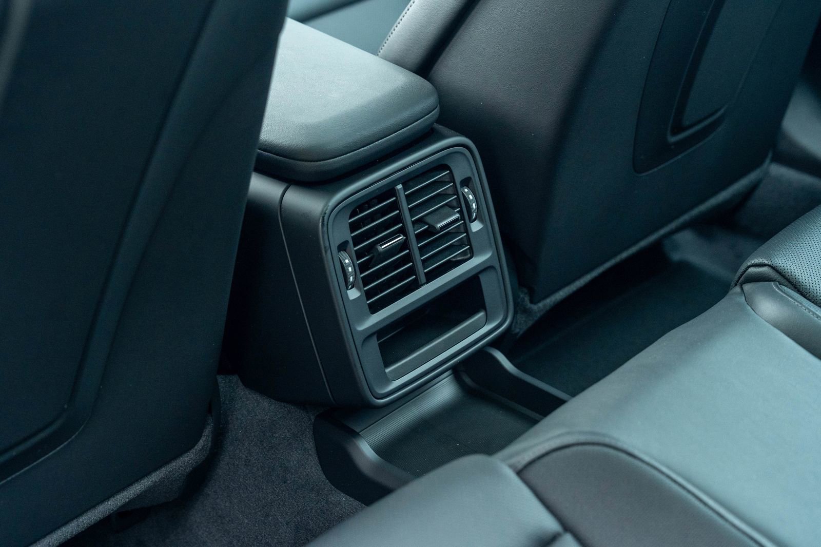 2025 Porsche Taycan Base - Photo 36