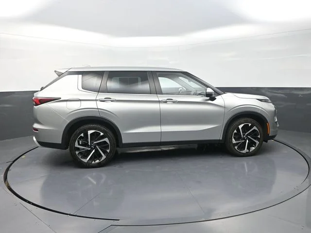 Used 2023  Mitsubishi  image 10