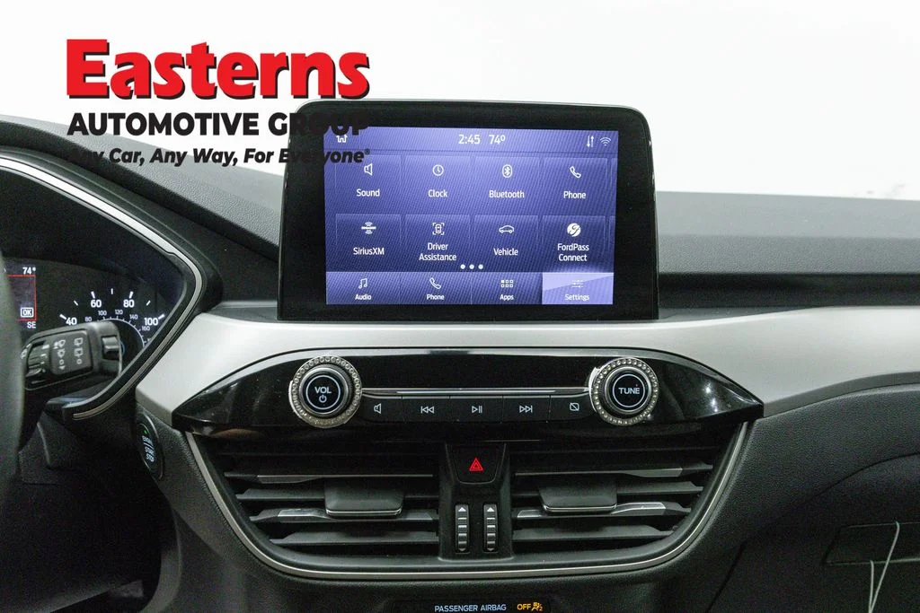 Used 2022 White Ford SE image 11