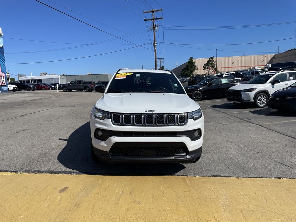 Used 2024 White Jeep Latitude image 5