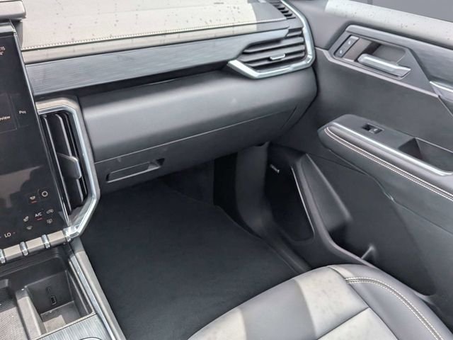Used 2024 White GMC Elevation image 17