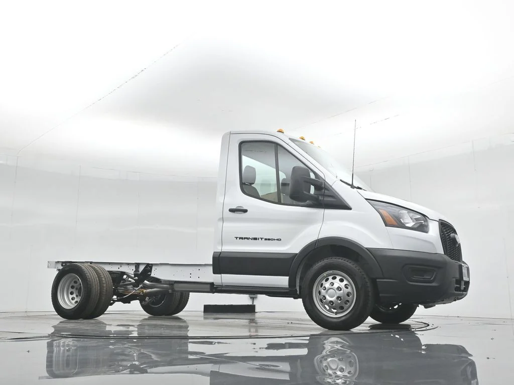 New 2026 Oxford White Ford Base image 3