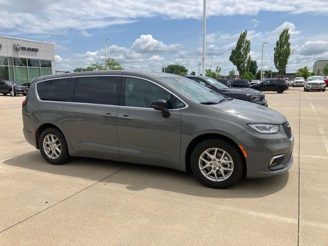 2025 Chrysler Pacifica Select's photo