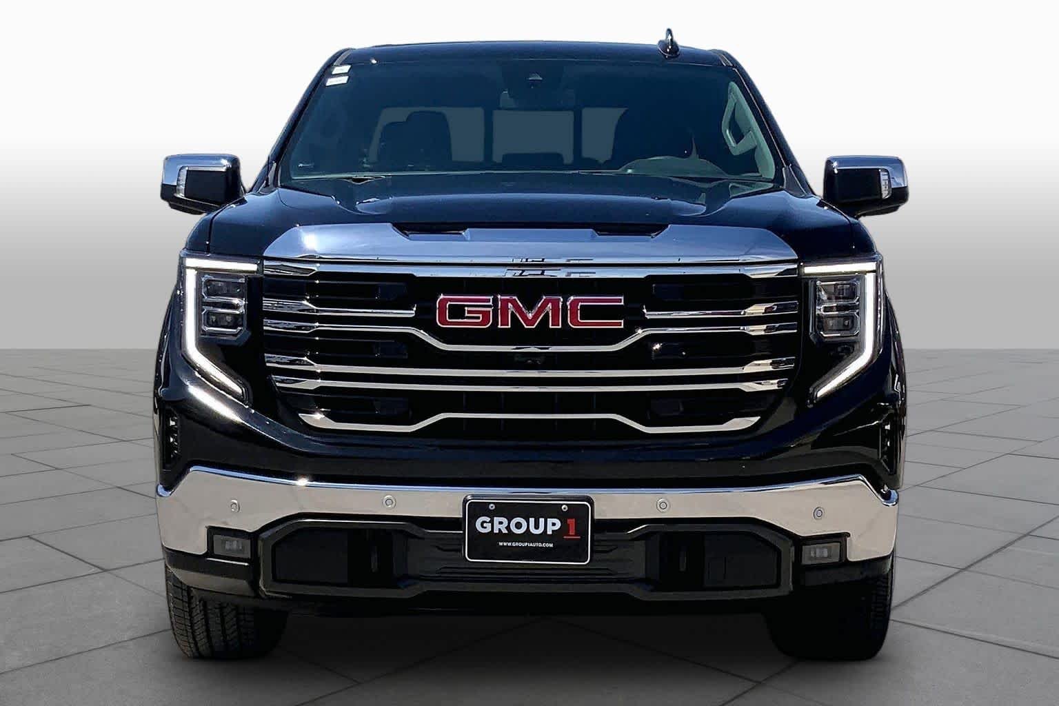 Used 2025 Onyx Black GMC SLT image 4