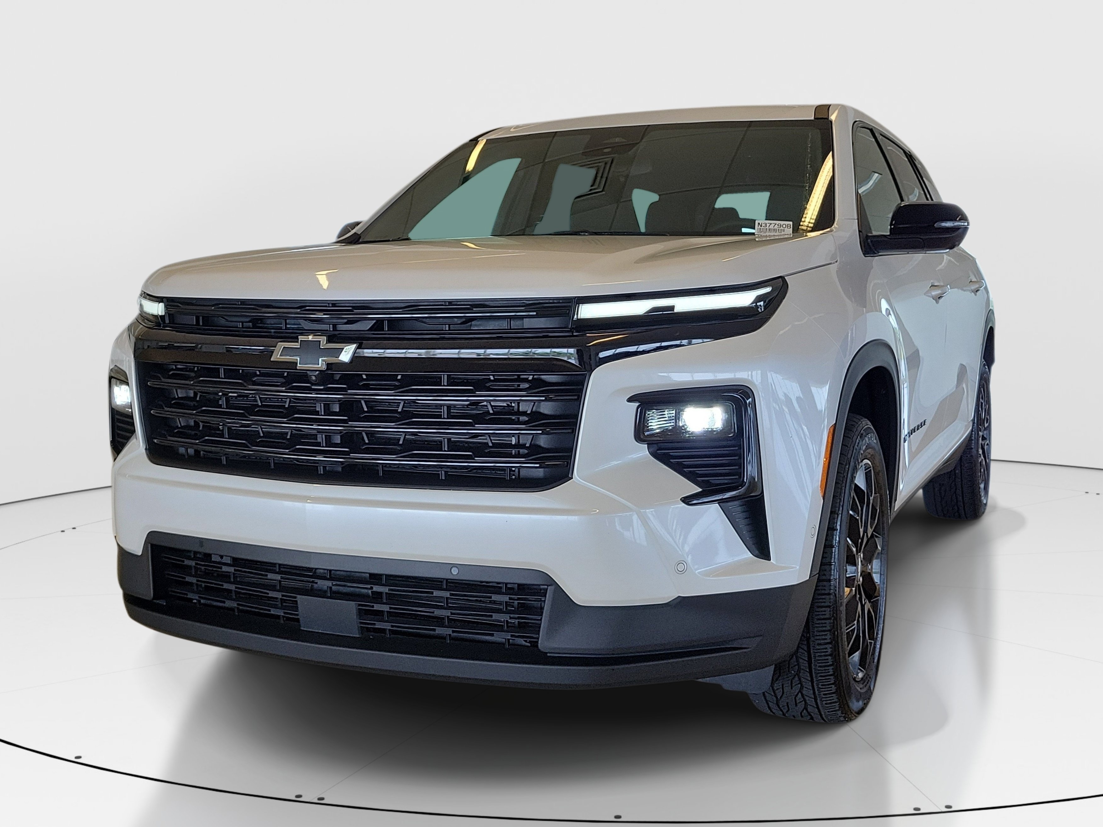 Used 2024 Iridescent Pearl Tricoat Chevrolet FWD LT image 4