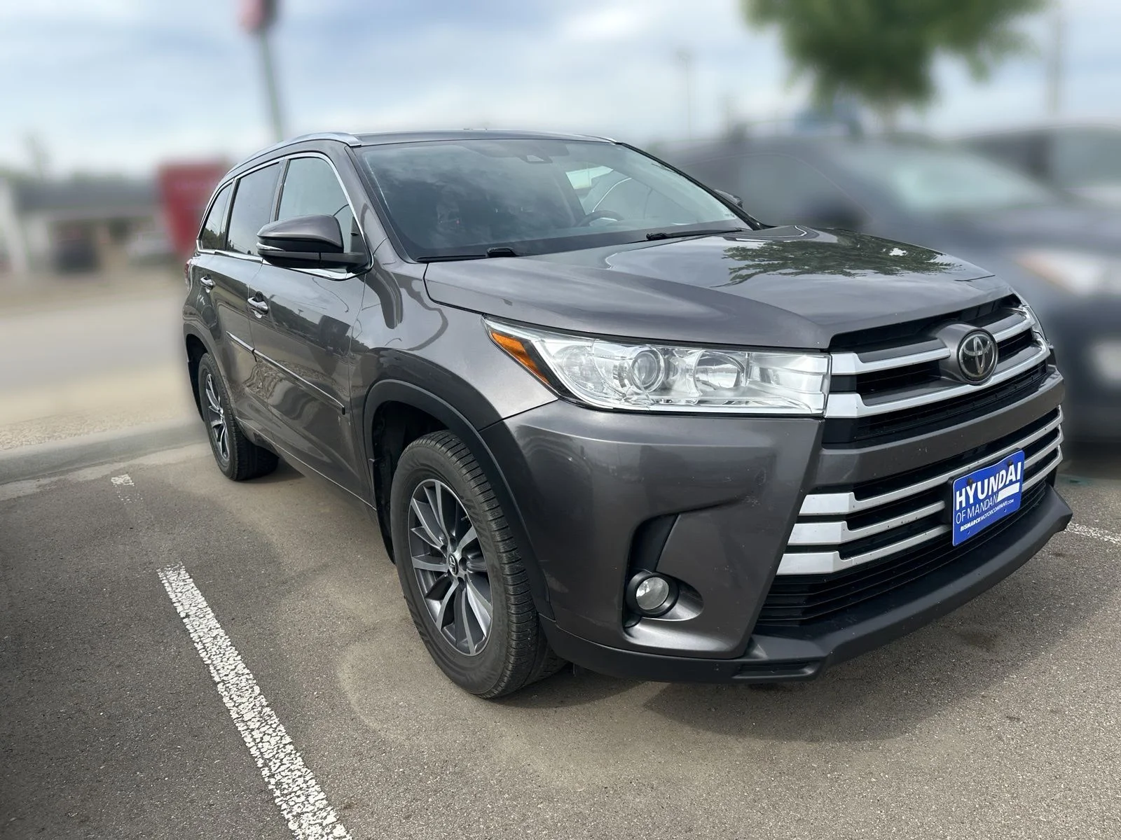 Used 2017  Toyota XLE image 2