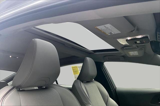 Certified Used 2025 WIND CHILL PEARL Toyota  image 13