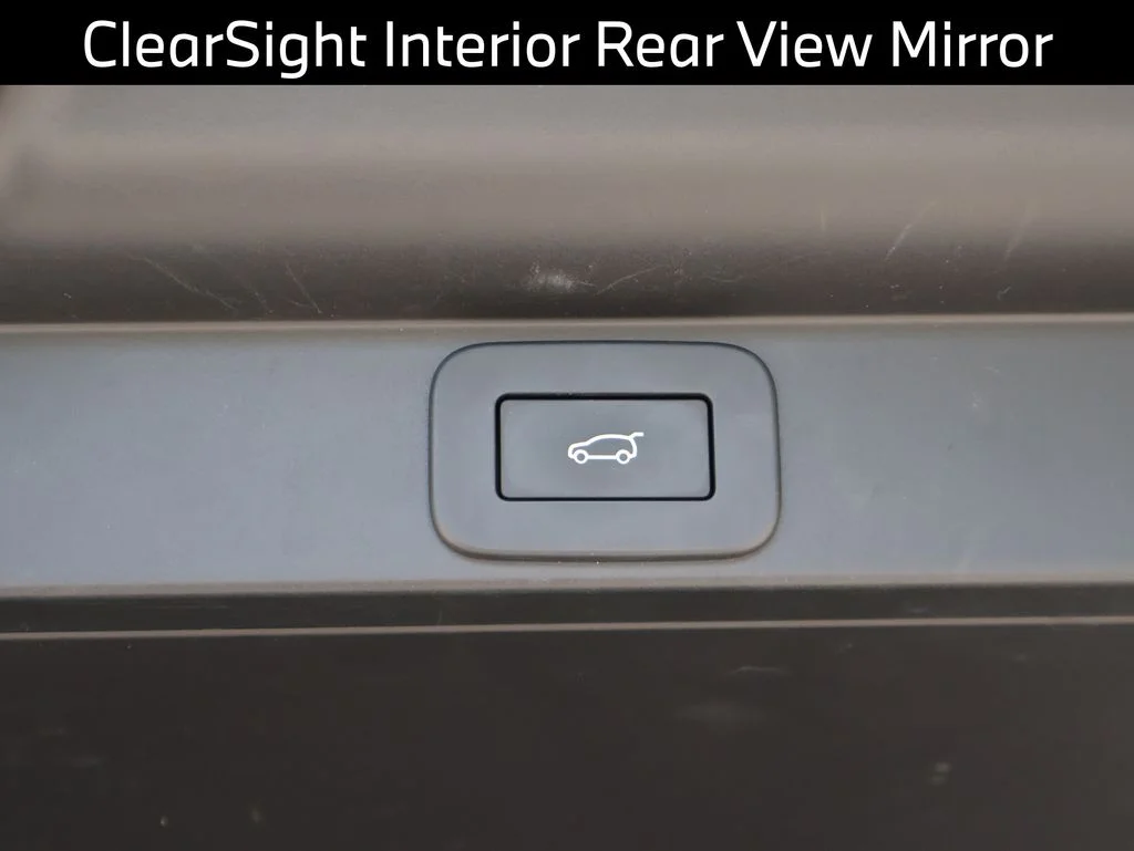 Used 2023  Land Rover SE image 18