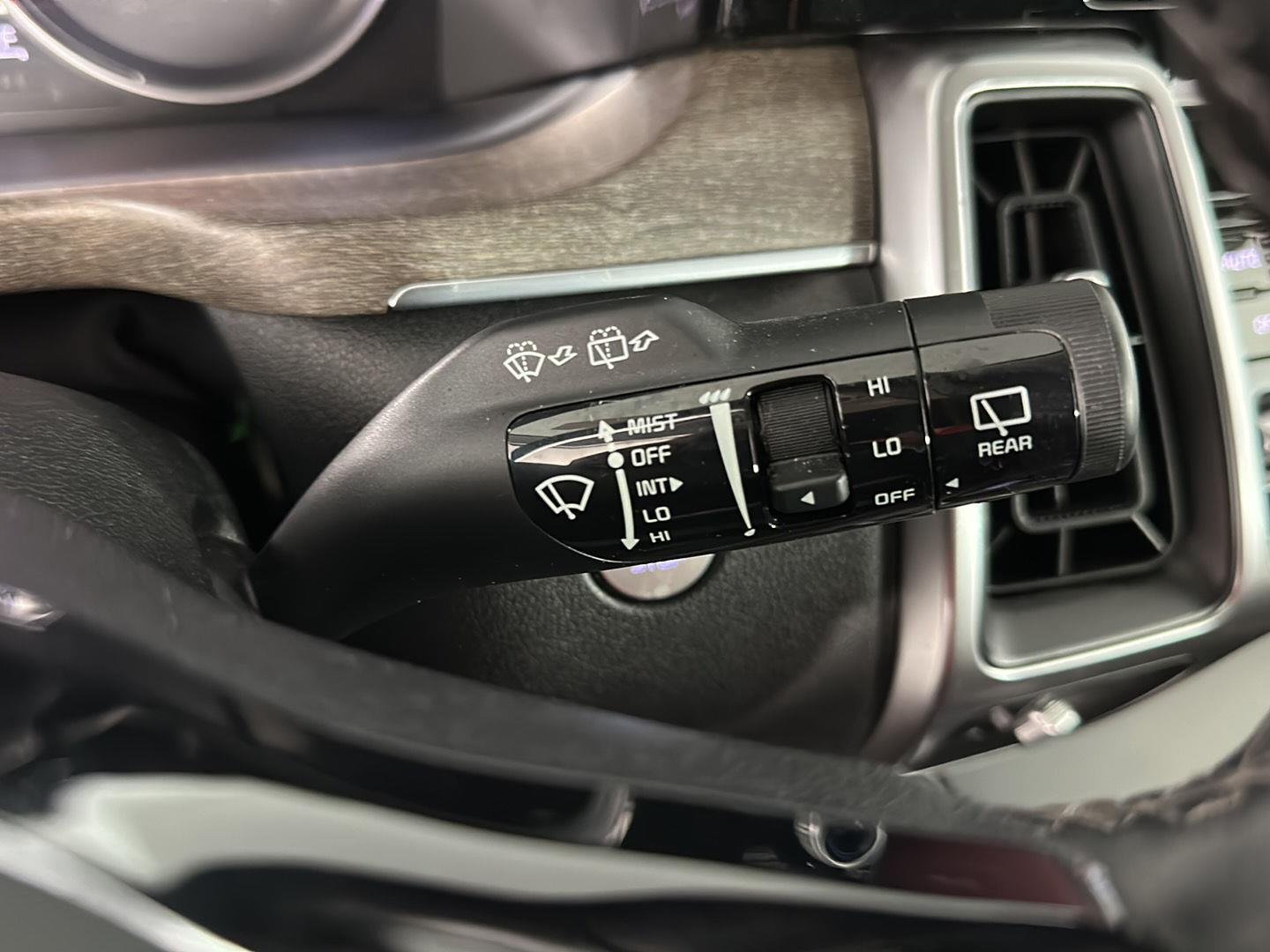 Used 2022 Glacial White Pearl Kia  image 25