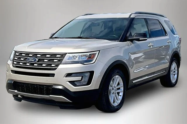 Used 2017 Gold Ford XLT image 2