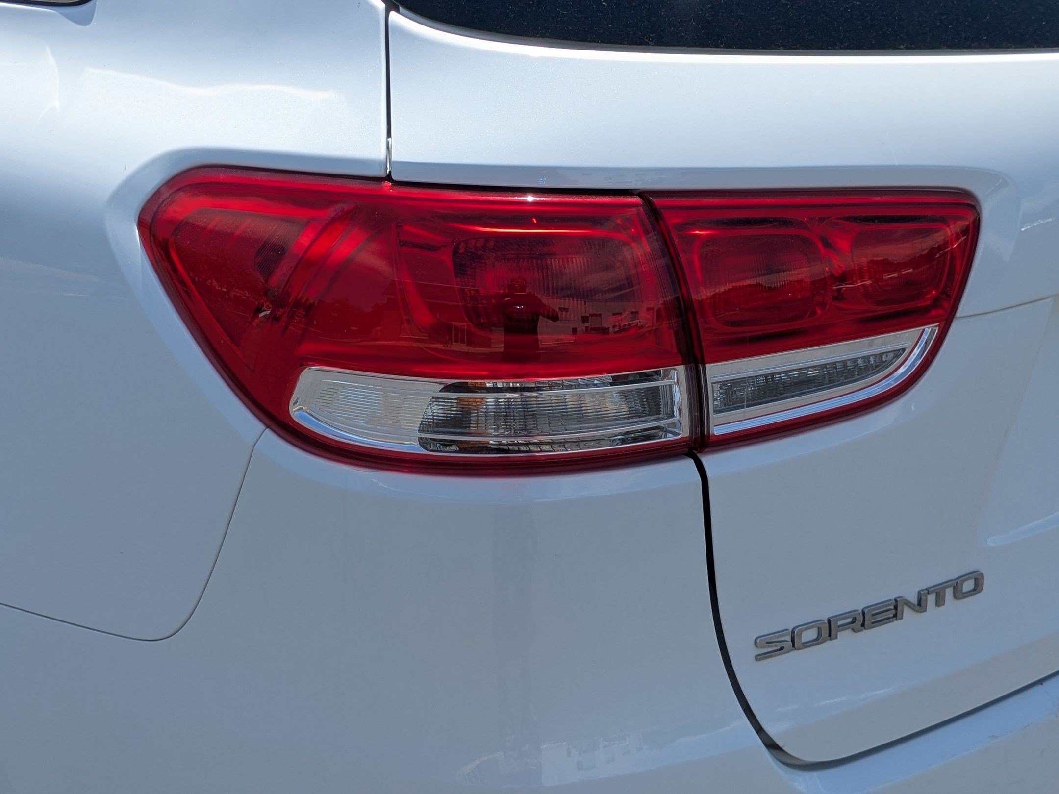 Used 2018 Snow White Pearl Kia LX image 11
