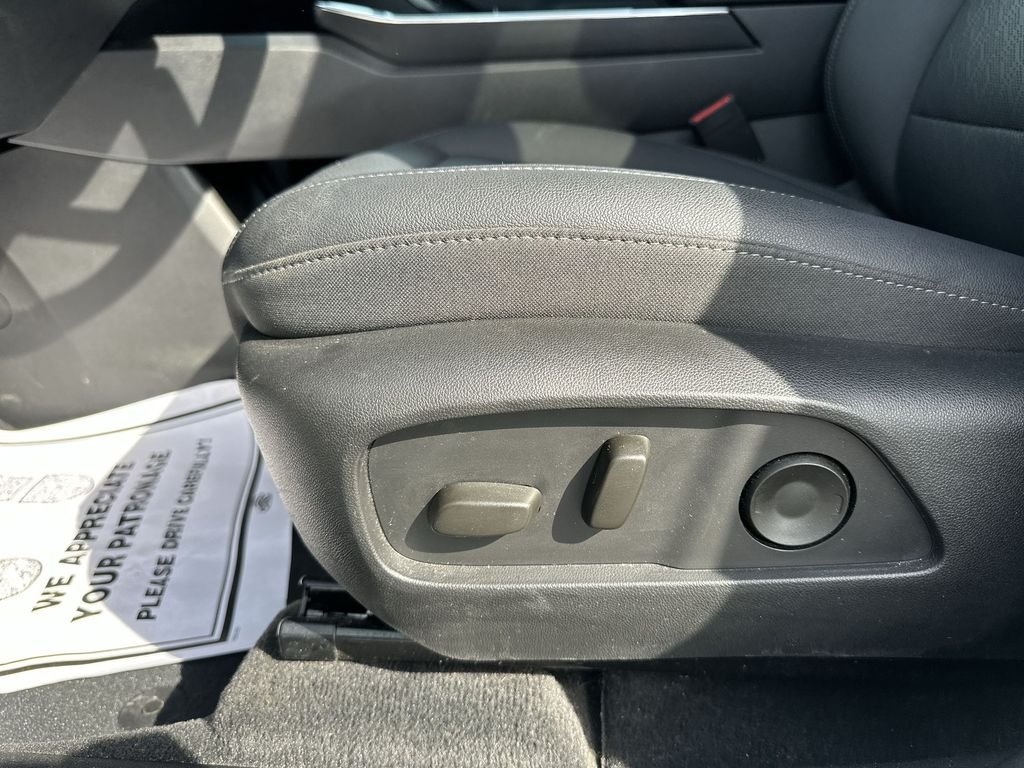 Used 2025 White Chevrolet LT image 18