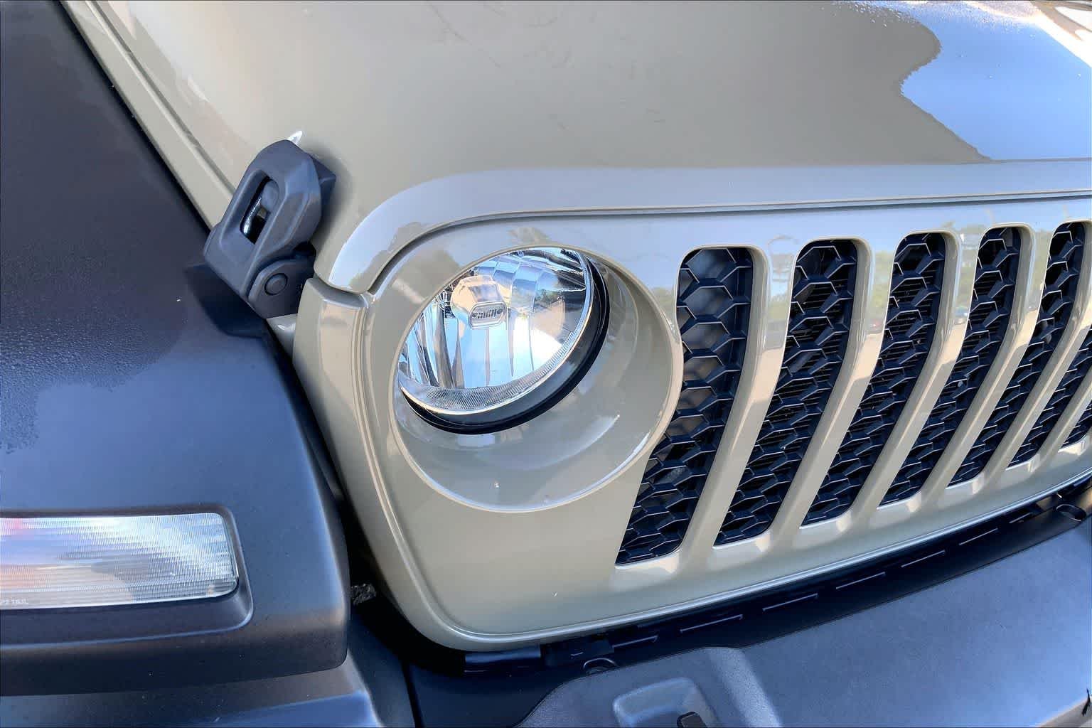 Used 2020 Gator Clearcoat Jeep Sport S image 28