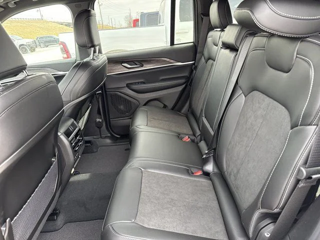 New 2026 Bright White Clear-Coat Exterior Paint Jeep Altitude image 6
