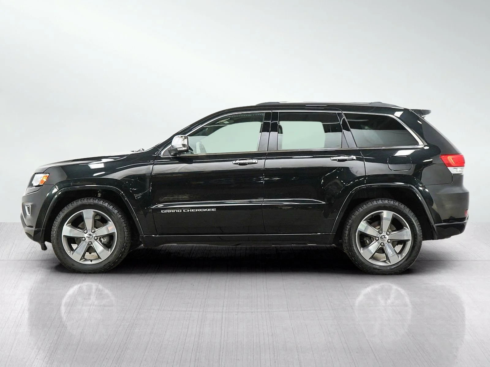 Used 2016 Brilliant Black Crystal Pearlcoat Jeep Overland image 2