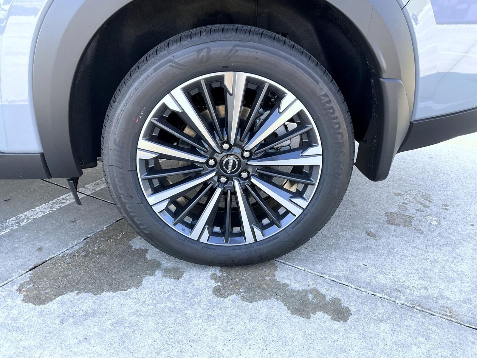 New 2026 Boulder Gray Pearl / Super Black Two-tone Nissan Platinum image 24