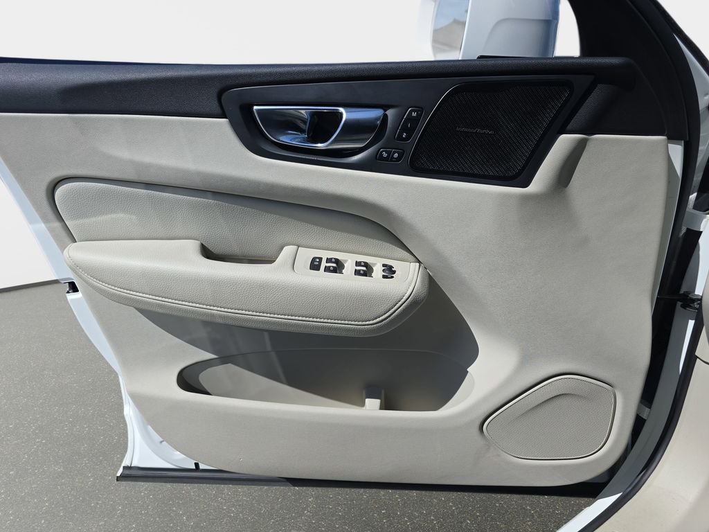 Used 2020 White Volvo T5 Momentum image 30