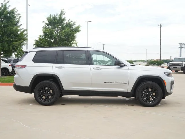 New 2026 Silver Zynith Jeep Altitude image 10