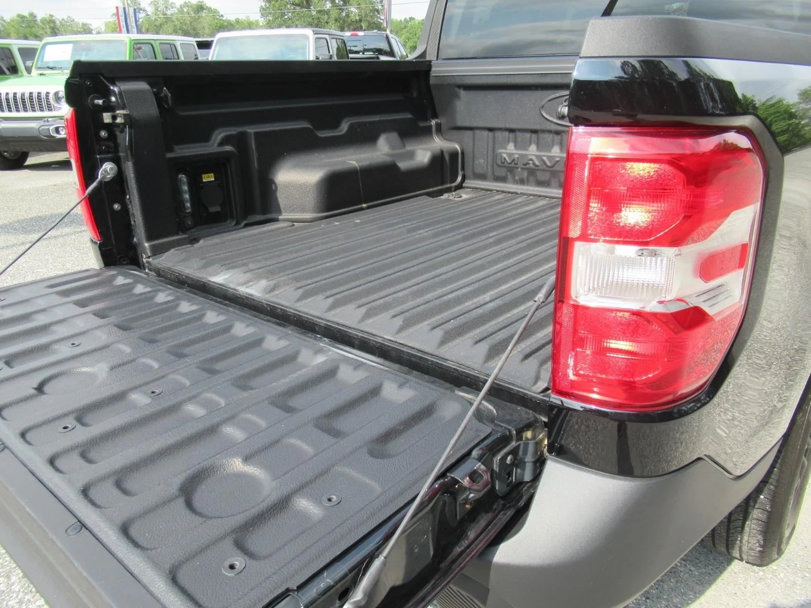 Used 2024 Black Ford XLT image 9
