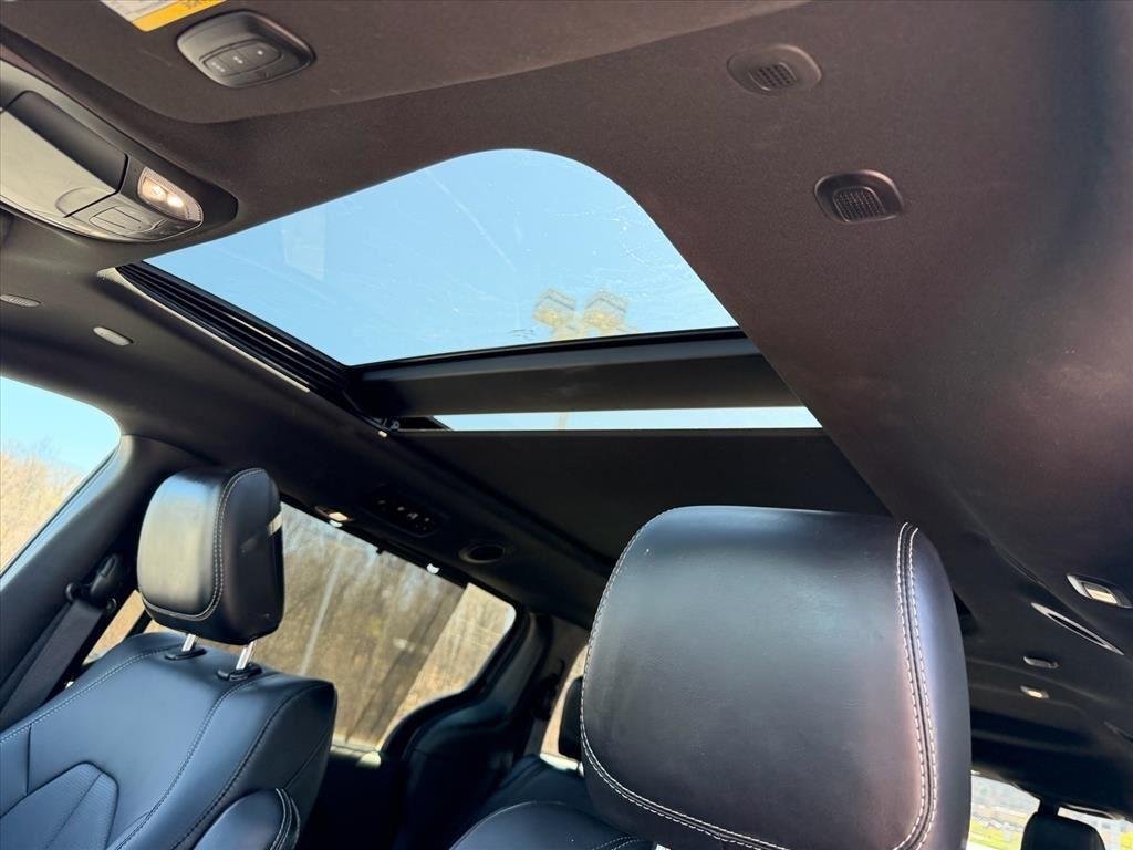 Used 2025 Ceramic Gray Clearcoat Chrysler Select image 14