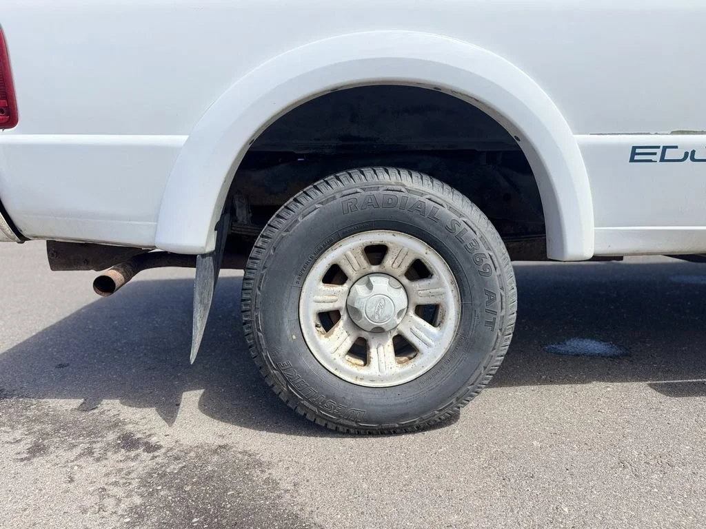Used 2001 White Ford  image 48