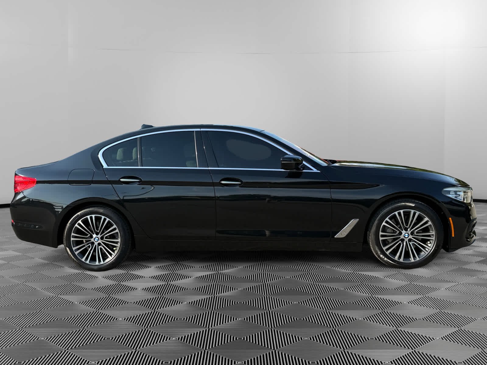 Used 2017 Black Sapphire Metallic BMW 530i image 4