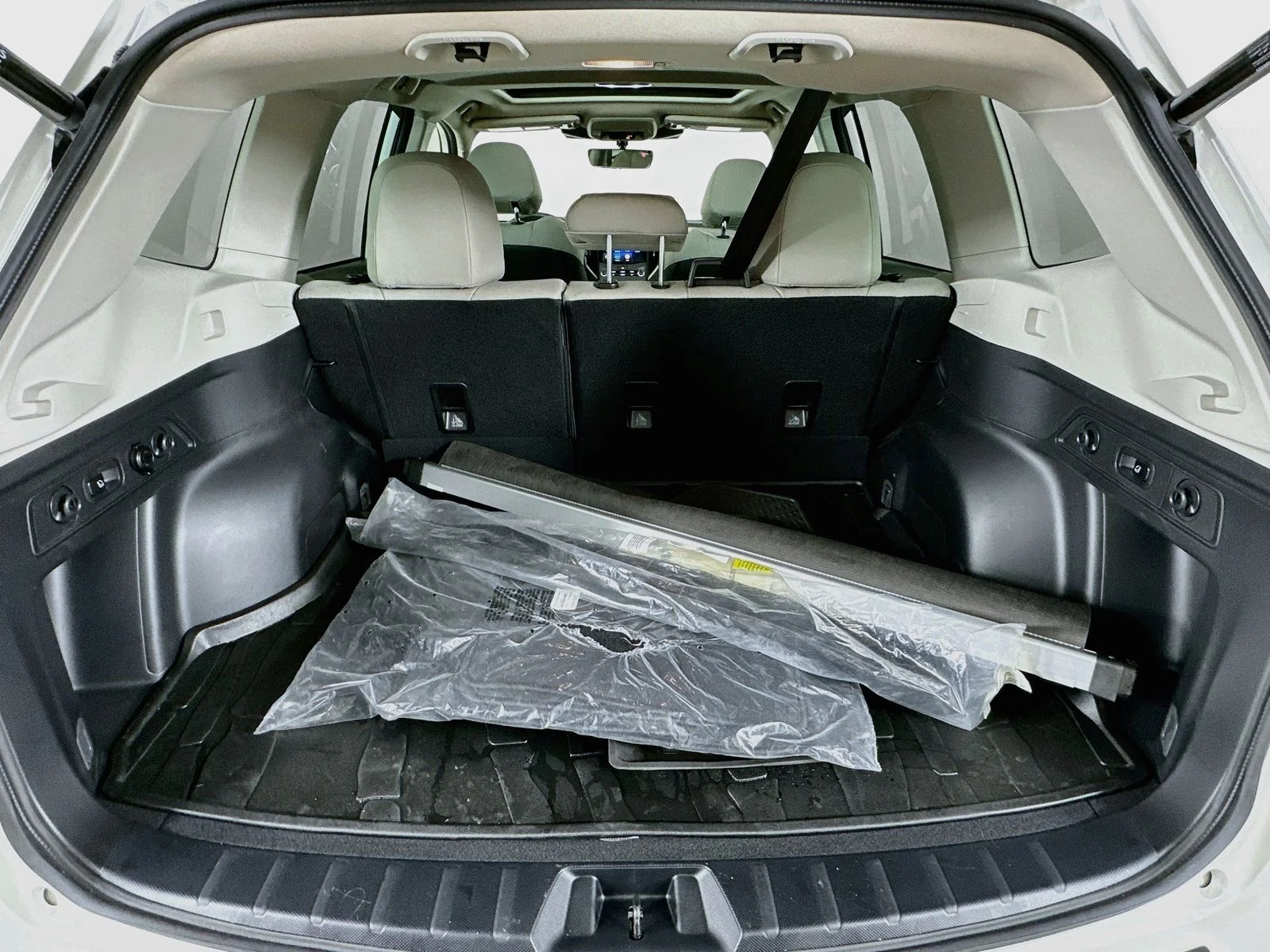 Used 2024 White Subaru  image 38