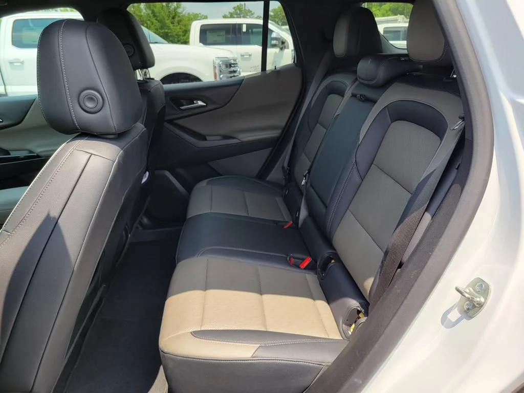 Used 2025 Summit White Chevrolet LT image 15