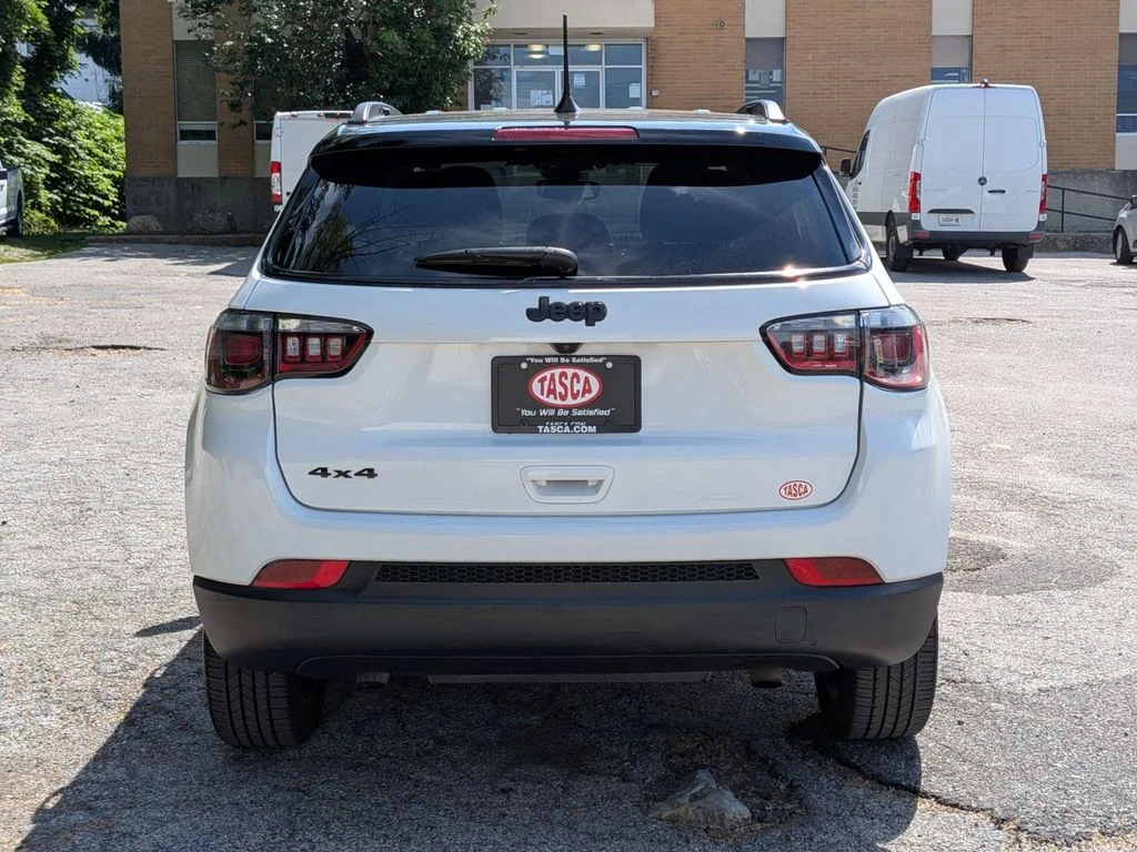Used 2023 White Jeep Latitude image 4
