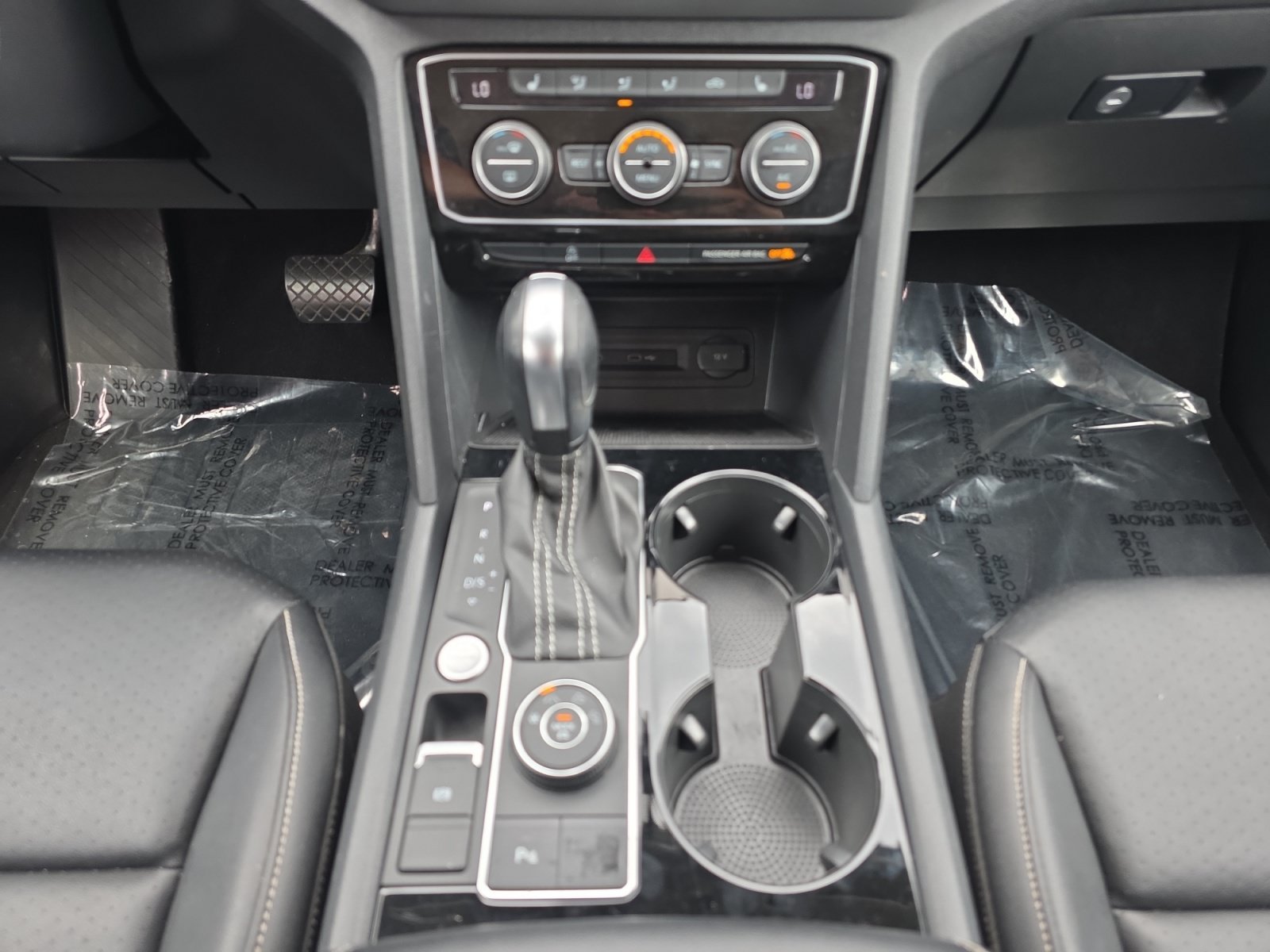 Used 2022 Pure White Volkswagen 3.6L V6 SE w/Technology image 11