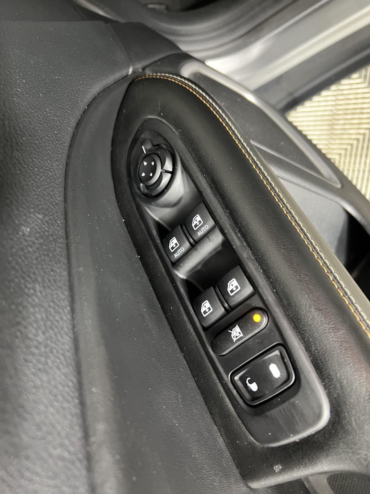 Used 2019 Billet Silver Metallic Clearcoat Jeep Latitude image 15
