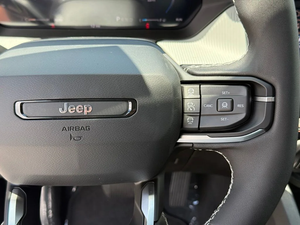 New 2026 Bright White Clear-Coat Exterior Paint Jeep Limited image 16
