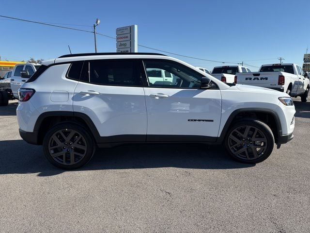 New 2026 Bright White Clear-Coat Exterior Paint Jeep Latitude image 11